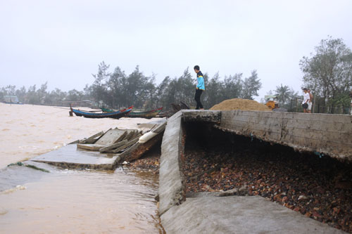 Tuyến đường chạy dọc sông Hiếu tại KP.5 (thị trấn Cửa Việt, H.Gio Linh) bị sóng đánh, lòi “hàm ếch” rất nguy hiểm 2