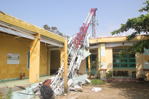 Trạm thu phát sóng đổ sập vào Trường mầm non xã Duy Hải