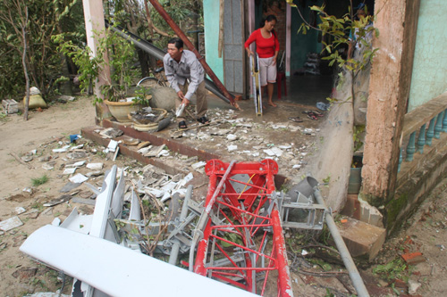 Nhiều người dân trú bão tại nhà anh Huỳnh Văn Cường (thôn 5, xã Duy Hải) thoát chết khi trạm thu phát sóng gãy