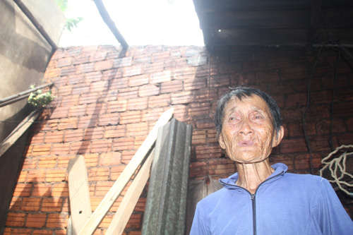Bà Phạm Thị Thông bật khóc trước căn nhà tốc mái