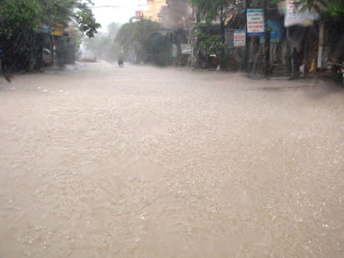 Đường phố thị trấn Ba Đồn, huyện Quảng Trạch bị ngập nước