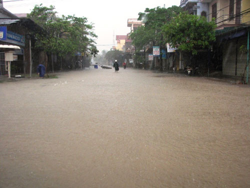Đường phố thị trấn Ba Đồn, huyện Quảng Trạch bị ngập nước 2