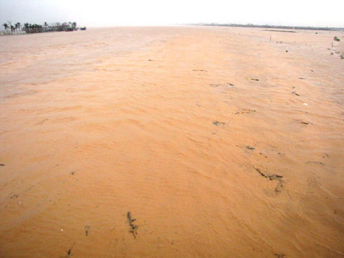 Nước trên sông Gianh vẫn cuồn cuộn đục ngầu