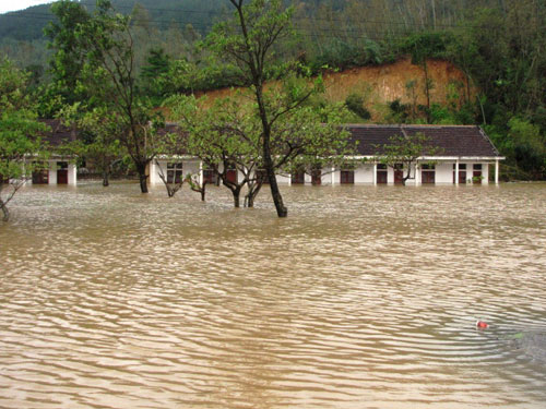 Các trường tiểu học trên địa bàn xã Cảnh Hóa, huyện Quảng Trạch chìm trong nước