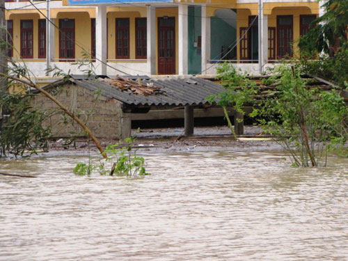 Các trường tiểu học trên địa bàn xã Cảnh Hóa, huyện Quảng Trạch chìm trong nước 2