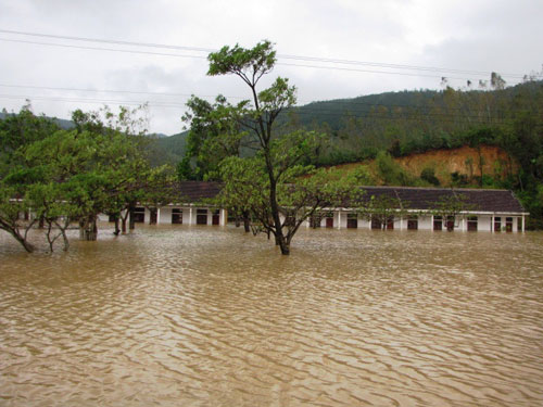 Các trường tiểu học trên địa bàn xã Cảnh Hóa, huyện Quảng Trạch chìm trong nước 3