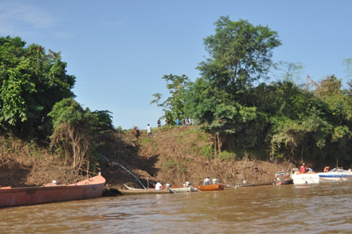 Lực lượng chức năng Lào đang triển khai cứu hộ