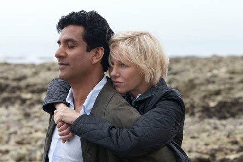 Naomi Watts (Diana) và Naveen Andrews (Hasnat Khan) trong phim - d