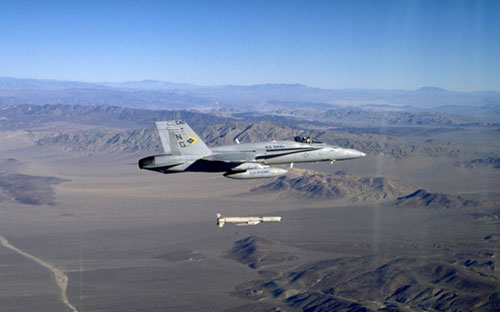 Máy bay F/A-18E phóng tên lửa SLAM/ER trong một cuộc tập trận - d