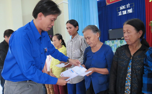 Anh Đinh Nguyên Vũ, Phó bí thư thường trực tỉnh Quảng Nam trao quà cho bà con xã Tam Tiến - Ảnh: Tuyết Khoa