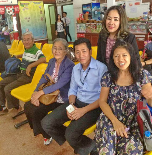 Ông Lê Huề (bìa trái), bà Vương Thị Ngân, chị Trinh (đứng) và chị Liễu - Ảnh: facebook Chinda Phommasone