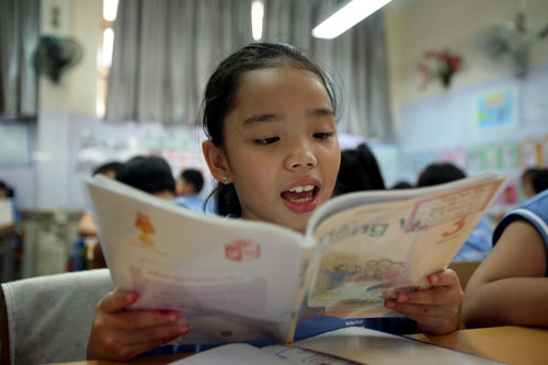 Học sinh tiểu học trong giờ học tiếng Việt - d