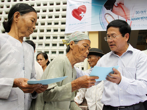 Bác sĩ Nguyễn Hữu Tùng trao tiền hỗ trợ các bệnh nhân tại xã Điện Thọ, H.Điện Bàn, Quảng Nam - d