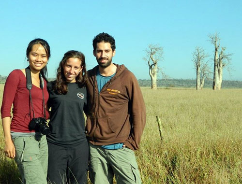 Thu Trang (trái) cùng bạn bè tham gia thực hiện dự án nghiên cứu về loài vượn cáo ở đông nam Madagascar - d