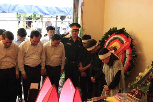 Sáng nay, ông Nguyễn Văn Thành, Bí thư Thành ủy Hải Phòng cùng đại diện lãnh đạo một số ban, ngành đã đến thắp hương chia buồn với gia đình trung úy Đinh Văn Nam