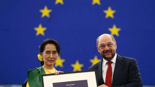 Bà Aung San Suu Kyi nhận giải thưởng từ Chủ tịch Nghị viện châu Âu Martin Schulz - d