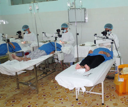 Các bác sĩ đang mổ mắt cho các bệnh nhân tại Bình Thuận - d