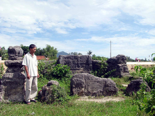 Ông Mai Văn Châu bên lăng mộ ông Hồ Phi Tiễn đang bị hoang phế