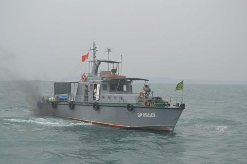 Tàu BP 09-1101 đưa 7 ngư dân bị nạn vào bờ