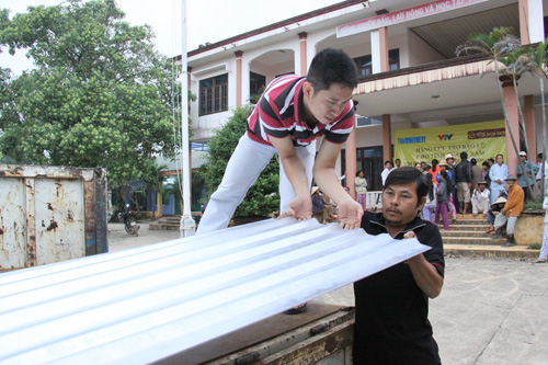 Ông Nguyễn Đông, ở xã Đại Đồng, nhận tôn của đoàn cứu trợ - d