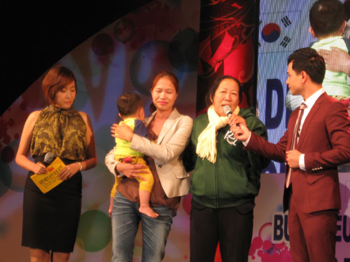 Phút gặp gỡ cảm động giữa bà Nguyễn Thị Ngọc Sương (quê Long An) và con gái tại Hampyeong - d