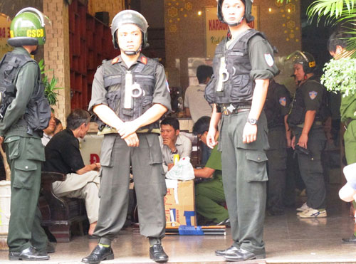 Lực lượng công an tiến hành khám xét quán karaoke Đại Cao ở đường Yết Kiêu, P.Vạn Thắng (TP.Nha Trang) ngày 26.10
