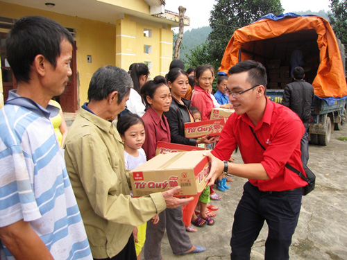 Đại diện Công ty VIFON trao mì cho người dân xã Hồng Hóa