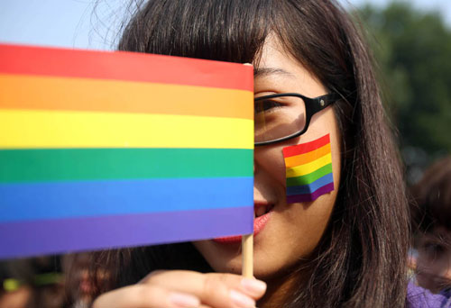Đa sắc cầu vồng trên là cờ và logo của những người LGBT muốn nói về vẻ đẹp của sự đa dạng... Nhưng lá cờ chỉ có sáu vạch màu, muốn nói sự chưa đầy đủ trong nhận thức xã hội về cộng đồng LGBT