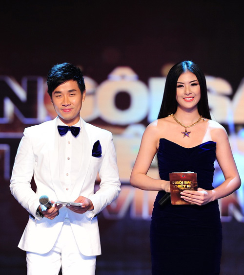 Hai MC Nguyên Khang và hoa hậu Ngọc Hân trong liveshow 2