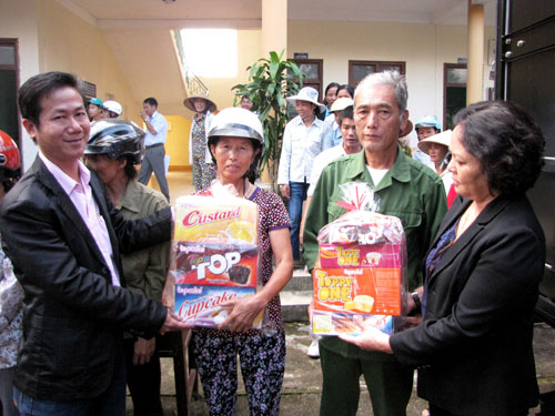 Đại diện Công ty TNHH liên doanh Topcake trao quà cho người dân xã Dương Thủy
