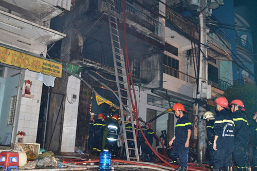 Căn nhà số 322 đường Hàn Hải Nguyên (P.10, Q.11, TP.HCM) xảy ra cháy lớn vào ngày 5.3.2013 - d