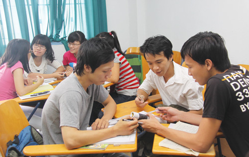 Sinh viên thực hành nghe nói tiếng Anh theo nhóm  d