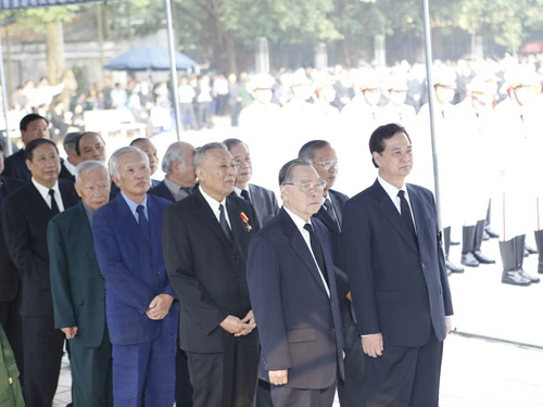 Thủ tướng Nguyễn Tấn Dũng cùng văn phòng thủ tướng chính phủ vào viếng