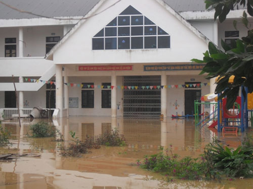 Vẫn còn nhiều xã ở Hà Tĩnh bị ngập nặng vì lũ muộn2