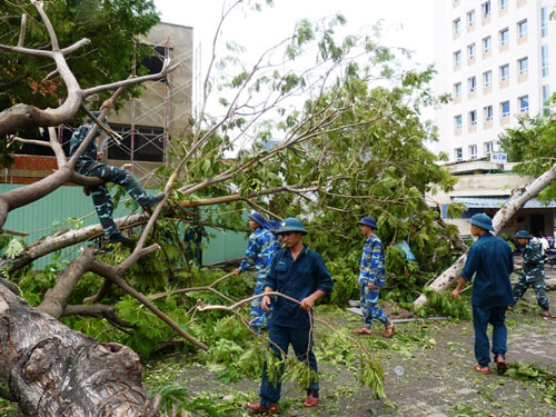 Bộ đội tăng cường làm sạch môi trường