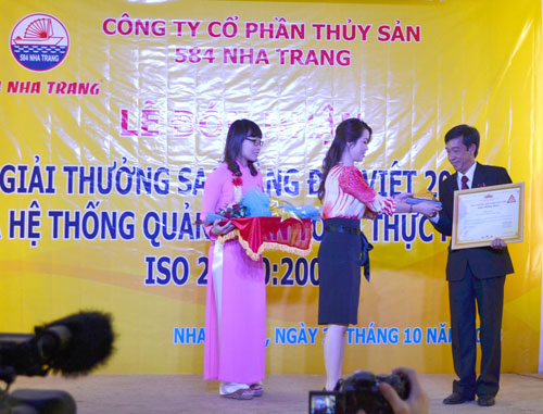 Đón nhận giải thưởng Sao vàng Đất Việt năm 2013