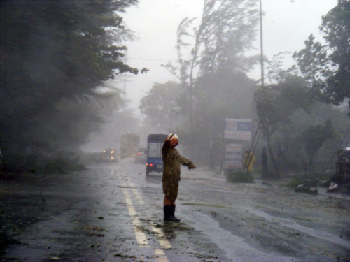Ấn tượng bão số 10: Người CSGT suýt bị bão lùa đi