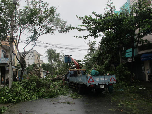 Người dân Đà Nẵng vất vả sau siêu bão số 11 8