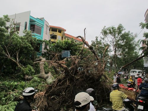 Người dân Đà Nẵng vất vả sau siêu bão số 11 10