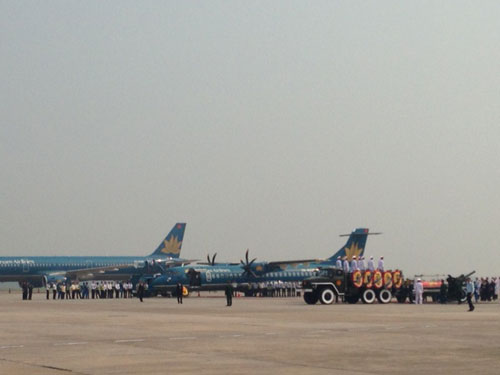 Máy bay chở linh cữu Đại tướng đã tới sân bay Đồng Hới 4