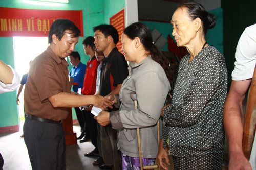 Giúp bà con vùng thiệt hại nặng nề sau bão ở Quảng Nam 1