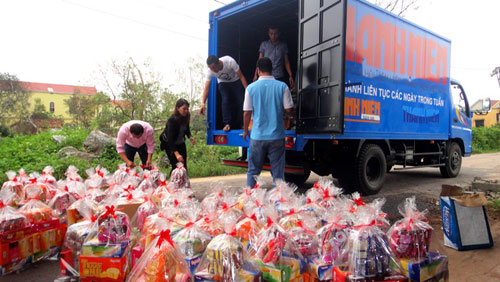 Báo Thanh Niên đến với giáo viên, học sinh vùng bão 1