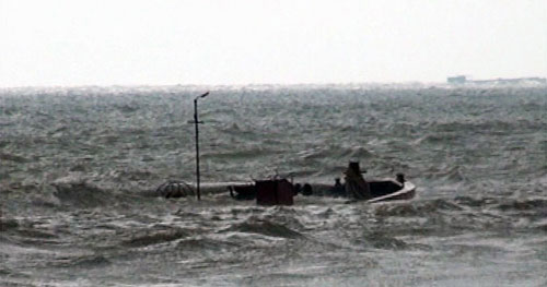 Cứu hộ 5 thuyền viên trên tàu hàng bị sóng biển đánh chìm