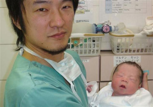Em bé chào đời sau phẫu thuật buồng trứng