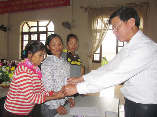 Trao tiền hỗ trợ bà con ở P.Quỳnh Xuân, thị xã Hoàng Mai 