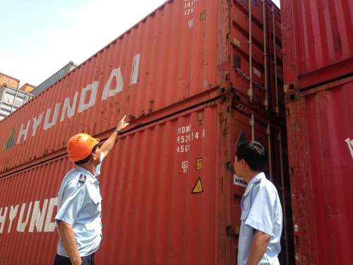 Nhiều container chứa ô tô và mô tô "khủng" đang lưu tại Cảng quốc tế Tân Cảng Cái Mép, nhưng không có người đến nhận 