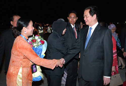 Thủ tướng tới Burnei dự Hội nghị Cấp cao ASEAN 2