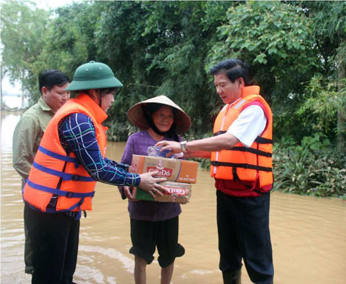 Cấp 1000 tấn gạo, 13.000 thùng mì tôm cho người dân vùng lũ Hà Tĩnh 3