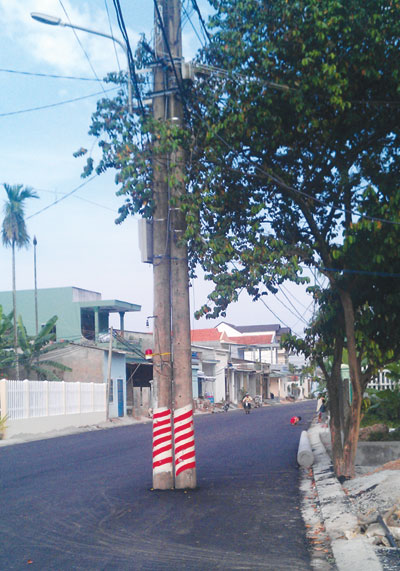 Cột điện giữa đường 
