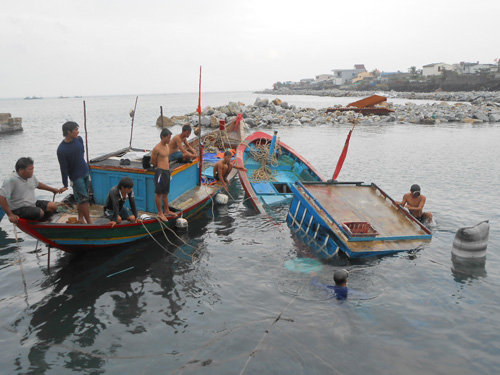 Thời gian qua, nhiều xuồng cá của ngư dân Lý Sơn bị sóng biển nhấn chìm d